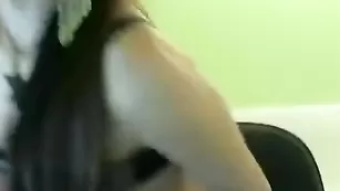 Кокетливая самка Sexsandra мастурбирует пилотку