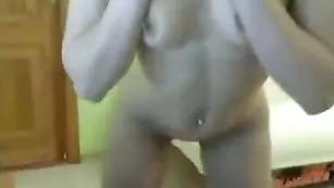 Кокетливая самка Sexsandra мастурбирует пилотку