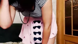 Кокетливая девочка Tifanie флиртует во фри