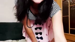 Кокетливая девочка Tifanie флиртует во фри