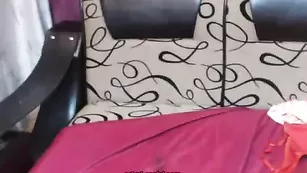 Малолетка Sweetdaisydaisy трахает киску пальчиками