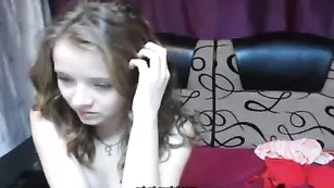 Малолетка Sweetdaisydaisy трахает киску пальчиками