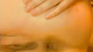 Смазливая sundrahot трахает очко пальцем