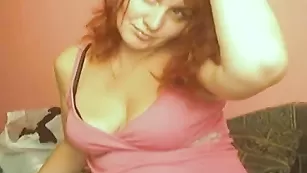 Рыжая нимфа gapemyhole показывает бритые дырочки