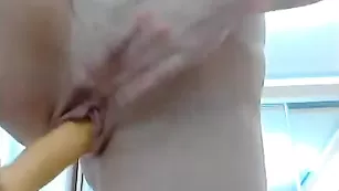 Похотливая шмара Assudem трахает пизду
