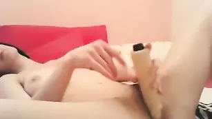 Голая куколка KissMeTiger трахает киску фаллосом