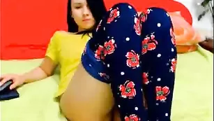 Распутная 555babi555 демонстрирует бритые дырочки