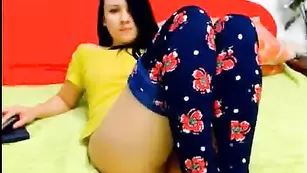 Распутная 555babi555 демонстрирует бритые дырочки