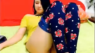 Распутная 555babi555 демонстрирует бритые дырочки