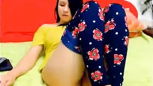 Распутная 555babi555 демонстрирует бритые дырочки