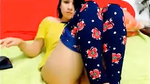 Распутная 555babi555 демонстрирует бритые дырочки
