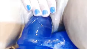 Голая куртизанка Lydia_laurel шалит с секс игрушкой