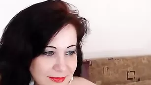 Пышногрудая красотка SensualLexy ласкает пизденку