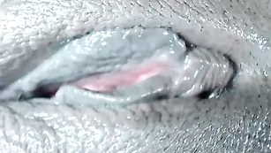 Пылкая самка Vickytera777 мастурбирует пизденку