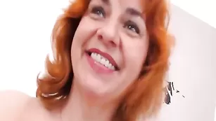 Рыжая шкура Maturemarilyn ласкает свои прелести