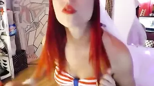 Рыжая крошка melodykush трахает красивую пизду