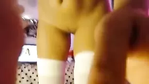 Рыжая крошка melodykush трахает красивую пизду