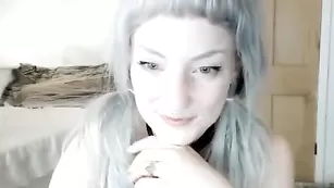 Пошлая шлюшка ashleyvex трахает бритую письку