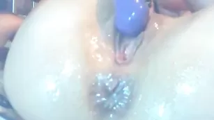 Распущенная сучка alex_sean дрючит мокрые дырочки