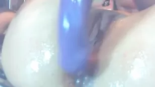 Распущенная сучка alex_sean дрючит мокрые дырочки