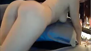 Топовая шмара hotreds44 трахает обе дырки