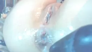 Ненасытная курва alex_sean жестко трахает дырочки