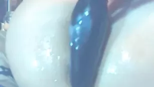 Ненасытная курва alex_sean жестко трахает дырочки