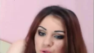 Рыжая соска drimys мнет красивые сиськи