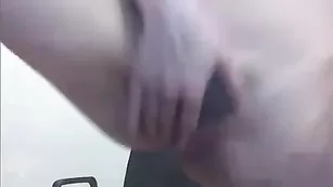 Милая брюнетка tatie дрочит не бритую письку