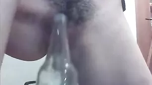 Милая брюнетка tatie дрочит не бритую письку