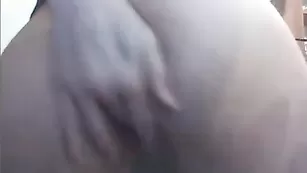 Милая брюнетка tatie дрочит не бритую письку