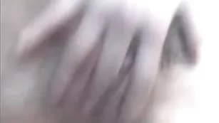 Милая брюнетка tatie дрочит не бритую письку