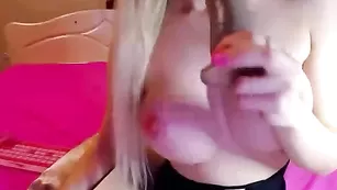 Пышногрудая детка RealBarbi мастурбирует пизденку