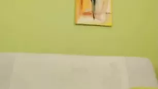 Сочная девочка Grafinnya трахает обе дырки в привате