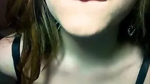 Шалава Мandydee трахает анал пальцами