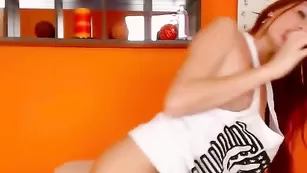 Рыженькая RedHotty нежно мастурбирует вагину