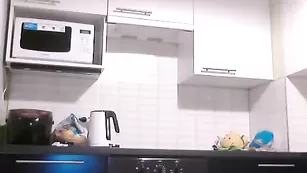 Стройная красотка fiery_passion на кухне