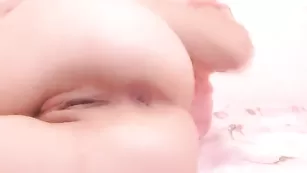 Жопастая девочка SexNika ласкает свои дырочки
