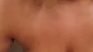 Пышная леди SecretDoll4U мастурбирует вагину