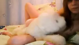 Рыженькая рунетка шалит с плюшевым мишкой