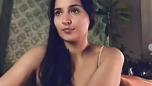 Грудастая стерва KristyXXX обнажает шикарный зад