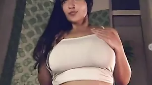 Грудастая стерва KristyXXX обнажает шикарный зад