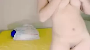 Сисястая крошка Lilygirl раздевается
