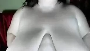 Пышная брюнеточка SexyLadyHelen ласкает вагину