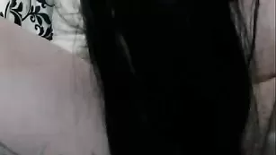 Брюнетка DinaSpice красиво дрочит анус