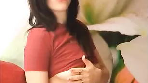 Скромная самка chocolatebb засветила сиськами