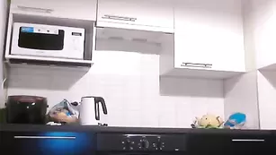 Прекрасная fiery_passion шалит голая на кухне