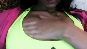 Шикарная kellymur облизывает большие сиськи