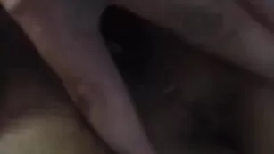 Смазливая брюнеточка мастурбирует пизденку