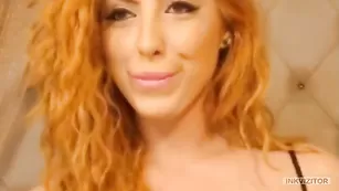 Eleisya в сексуальном наряд дрочит шмоньку